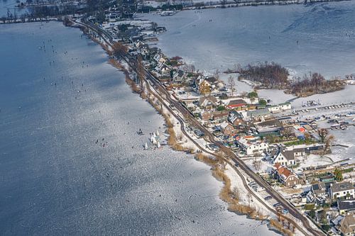 Winter in Loosdrecht vanuit de lucht gezien.