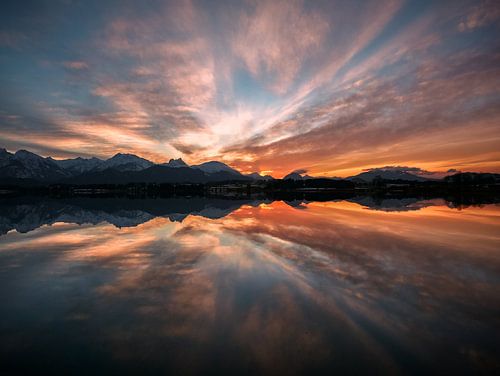 Majestueuze zonsondergang aan de Hopfensee in Allgäu