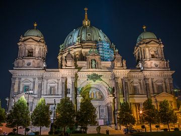 Berlijnse kathedraal bij nacht van t.ART