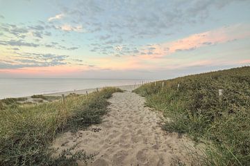 Landschap Nederlands strand met mooie gekleurde lucht van Dyon Koning