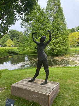 Dansende vrouw standbeeld van Anna Sasiadek
