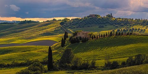 Avondlicht over het Toscaanse landschap