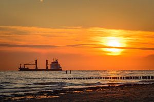 Sunset at the beach van Bert Zuidweg