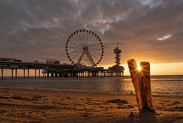 Der Strand von Scheveningen mit der Seebrücke bei Sonnenuntergang. von Eddy Kievit