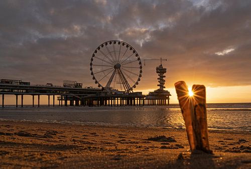 Scheveningen strand met de pier tijdens zonsondergang.