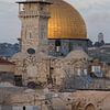 El-Ghawanima minaret en koepel op tempel rots in Jeruzalem, Israel. van Joost Adriaanse