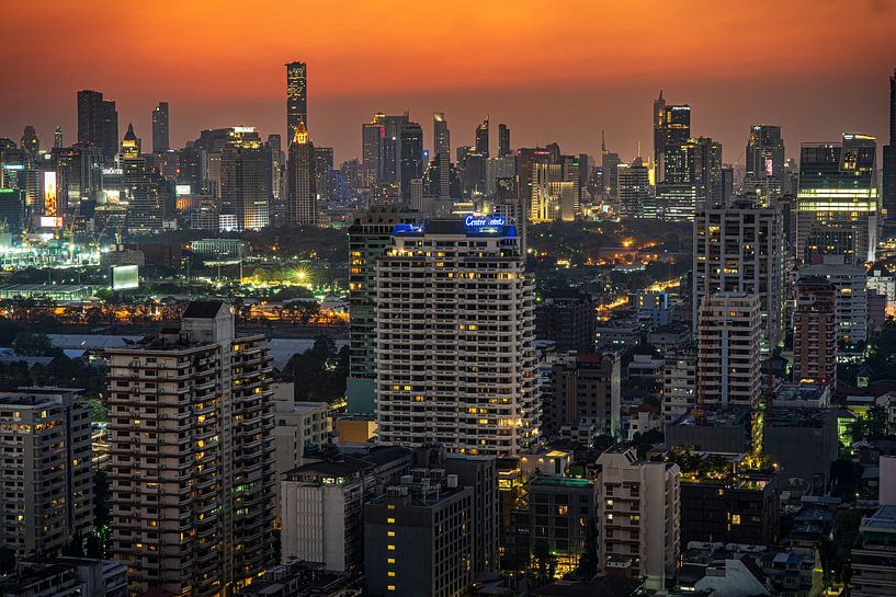 Sonnenuntergang vor der Skyline von Bangkok von Jelle Dobma