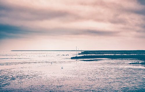 Strand van Cuxhaven aan de Duitse Noordzeekust.  Foto bij laag water met baken en golfbreker