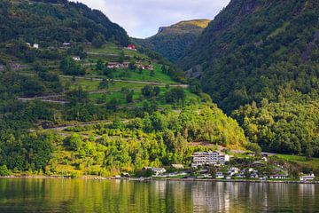 Geiranger in het Geirangerfjord, Noorwegen van Henk Meijer Photography