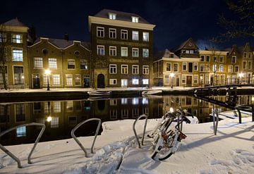 Wintery publisher Brill at canal in Leiden sur Remco Swiers