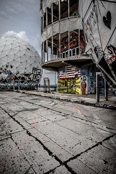 auf dem Teufelsberg mit altem Hauptturm und Kugel von Eric van Nieuwland