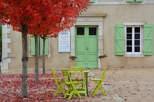 Frans dorpsplein met gele stoeltjes en rode herfstkleur van My Footprints