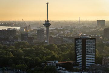 Rustgevende Zonsondergang over Rotterdam - Een Stadsgezicht om te Koesteren van Roy Poots