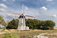 Alte weiße Windmühle in Zeeland