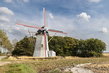 Alte weiße Windmühle in Zeeland von Rijk van de Kaa
