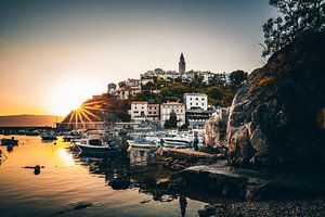 Vrbnik auf Krk ein Bergdorf in Kroatzien mit Hafen im Sonnenaufgang