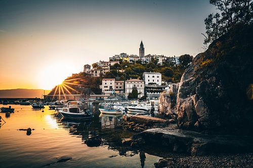 Vrbnik op Krk een bergdorp in Kroatië met haven in de zonsopgang