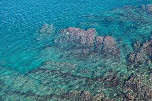 Eaux bleues et rochers de la côte méditerranéenne