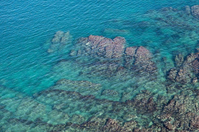 Türkisblaues Wasser und felsige Mittelmeerküste 4 von Adriana Mueller