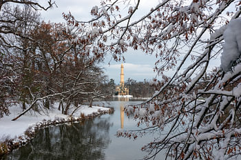 „Serene Winter Reverie“ – Lednice-Minarett für ein stilvolles Wohnzimmer
