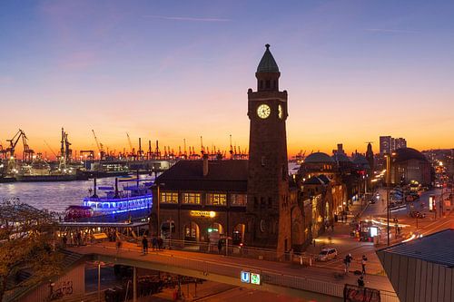St.-Pauli-Landungsbrücken bei Abenddämmerung, Hamburg, Deutsch