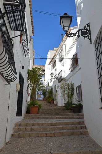 Straße mit Treppen im Zentrum der Altstadt von Altea an der Costa Blanca