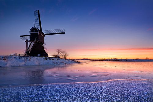 Warm licht op een koude wintermorgen bij de molen