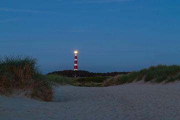 Ameland Leuchtturm in der blauen Stunde von Meindert Marinus