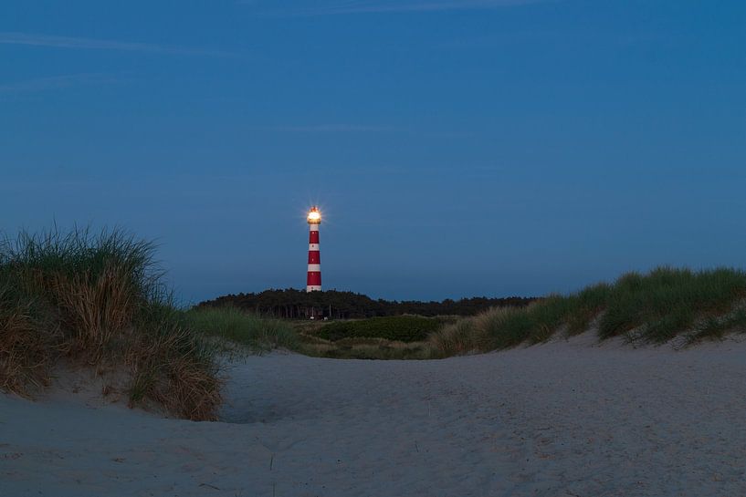 Ameland Leuchtturm in der blauen Stunde von Meindert Marinus