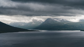 Dramatische Landschaft über dem Gjevillvatnet-See mit dem Gjevilvasskamman im Nebel von Dylan Winter Visuals