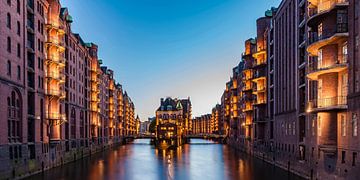 De waterburcht in de Speicherstadt in Hamburg