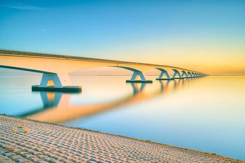 Zeelandbrücke im warmen Morgenlicht