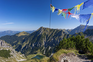 Gebetsfahnen im Wind über dem Allgäu