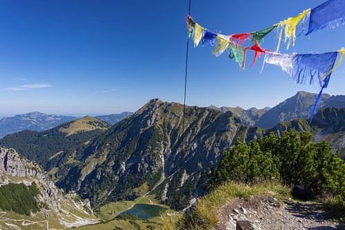 Gebetsfahnen im Wind über dem Allgäu von Walter G. Allgöwer