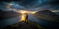 De zonsondergang boven de Faeröer eilanden van Nando Harmsen thumbnail