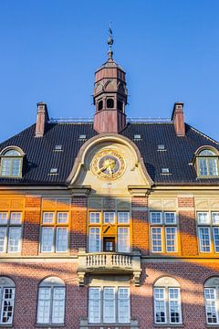 Farbige Streifen an der Fassade des Gerichtsgebäudes in Aarhus