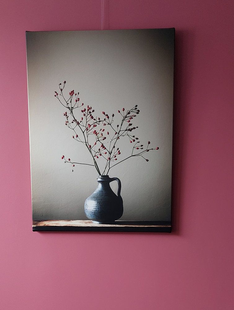 Vase bleu aux baies par Karin Bazuin