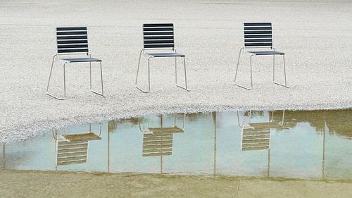 Stühle am Wasser von Heiko Kueverling