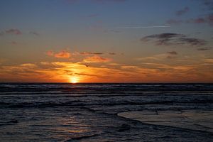 Flut bei Sonnenuntergang am Strand