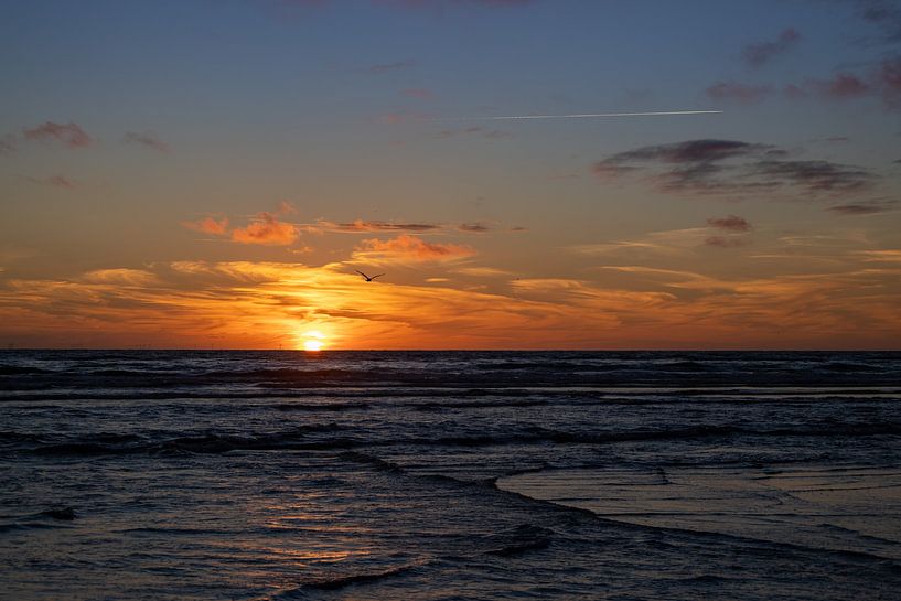 Flut bei Sonnenuntergang am Strand von Michael Ruland