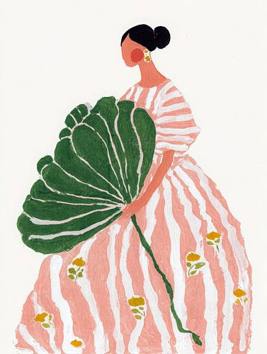 Femme en robe rayée avec des feuilles vertes
