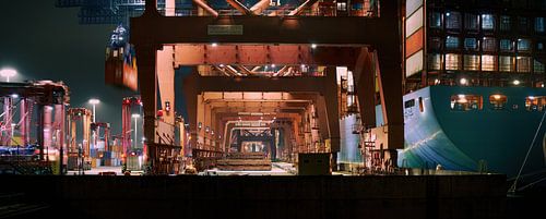 Containerterminal in de haven van Hamburg bij nacht