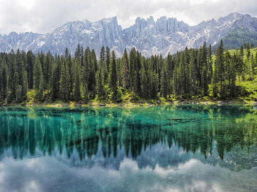 Spectaculaire bergfoto van de beroemde Drie Toppen in de Dolomieten - een tijdloos motief voor alle bergliefhebbers. Heldere structuren, indrukwekkende rotswanden en de onmiskenbare alpine achtergrond maken van deze foto het hoogtepunt van elke muur.