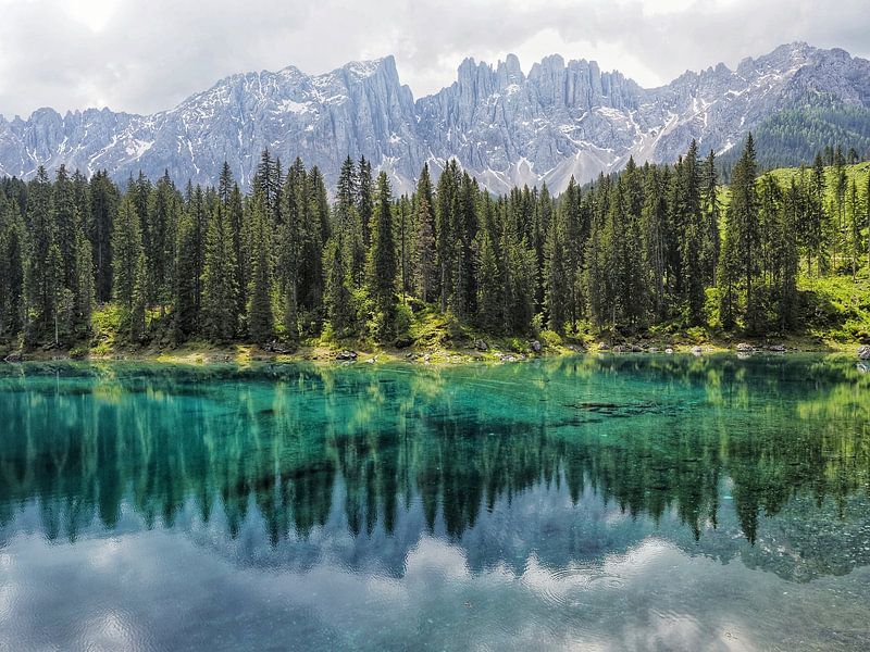 Spektakuläres Bergfoto der berühmten Drei Zinnen in den Dolomiten – ein zeitloses Motiv für alle Bergliebhaber. Klare Strukturen, beeindruckende Felswände und die unverwechselbare alpine Kulisse machen dieses Bild zum Highlight jeder Wand. von Miriam Schwarzfischer Fotografie
