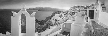 Santorin Grèce avec vue sur la mer en noir et blanc . sur Manfred Voss, Schwarz-weiss Fotografie