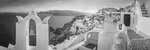 Santorini Griekenland met zeezicht in zwart en wit .
