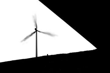 Windkraftanlage im Kontrast von zeilstrafotografie.nl