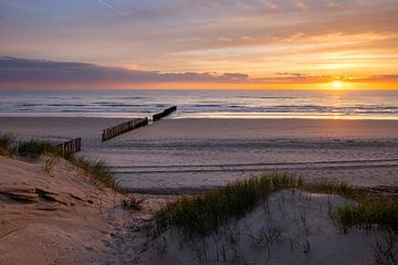 De Kerf (Schoorl aan zee) mit Blick auf den Wellenbrecher im Meer von René Groeneveld