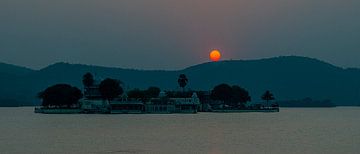 Udaipur: Lake Pichola by Maarten Verhees