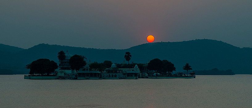 Udaipur: Lake Pichola von Maarten Verhees